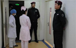 男子出差急癥就醫(yī)無(wú)人陪同 保安客串家屬守護(hù)一夜